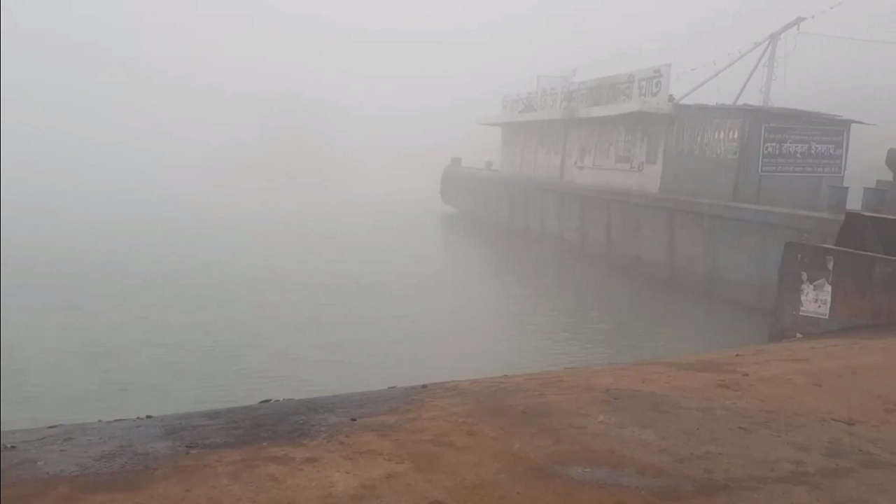 ঘন কুয়াশায় বাংলাবাজার-শিমুলিয়া ফেরি চলাচল বন্ধ