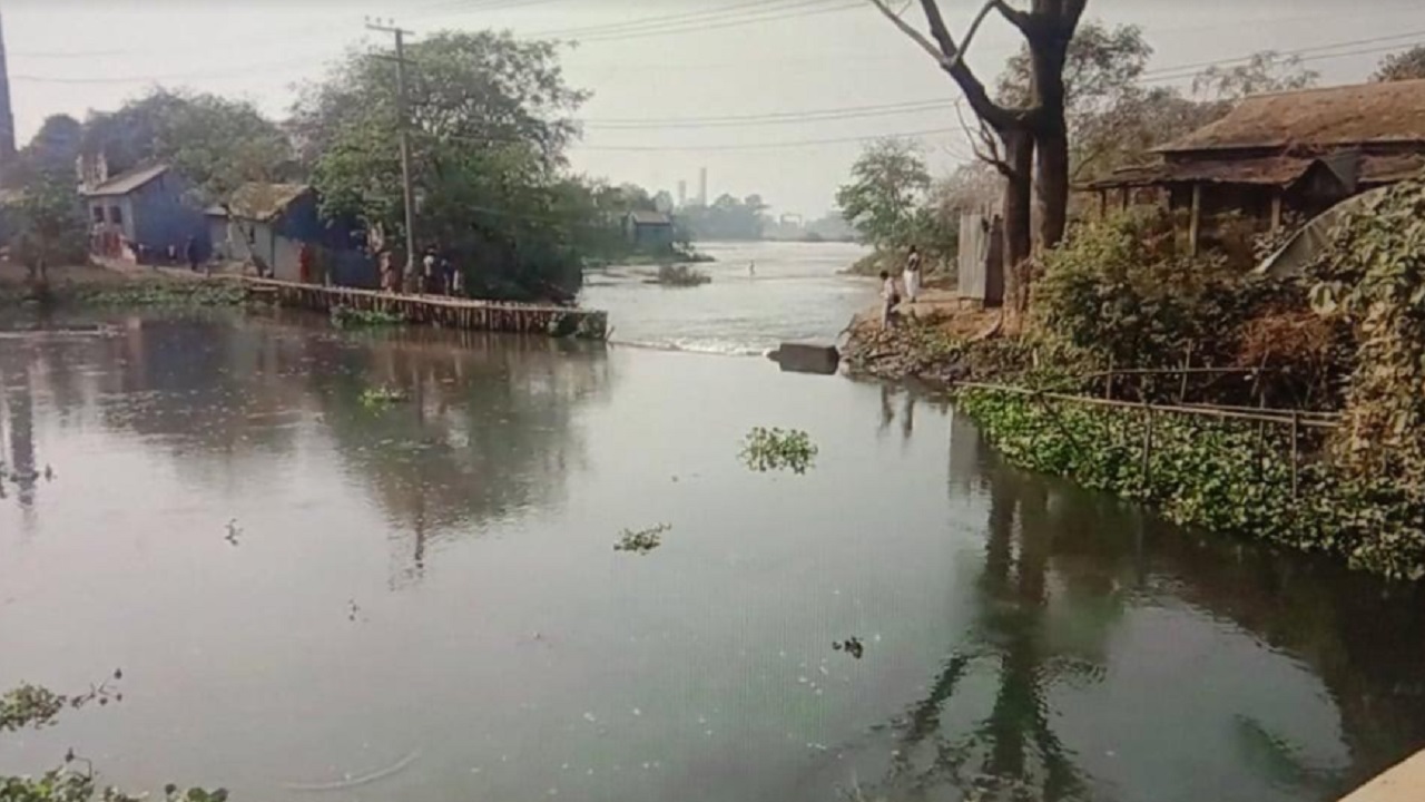 আশুগঞ্জে বাঁধ ভেঙে তলিয়ে গেছে ফসলি জমি