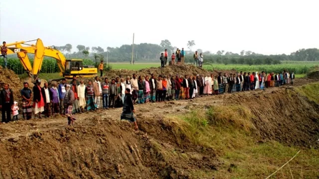 নদী খননের নামে ফসলি জমি দখলের অভিযোগ