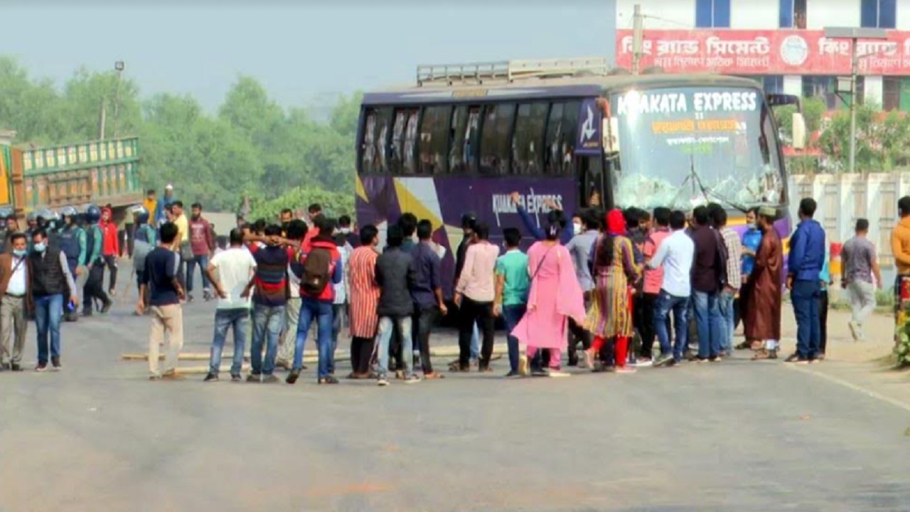 বরিশালে শিক্ষার্থী-পরিবহন শ্রমিকদের পাল্টাপাল্টি সড়ক অবরোধ