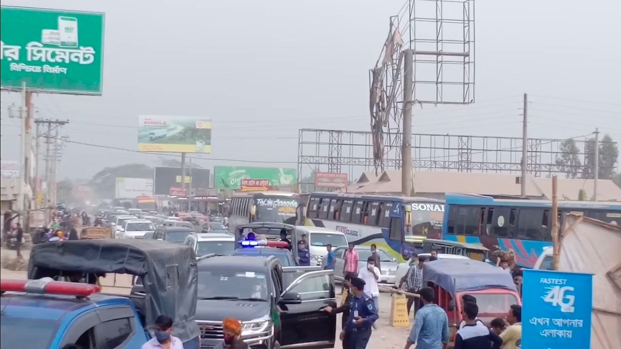 টানা ছুটিতে শিমুলিয়া-বাংলাবাজার ঘাটে ঘরমুখো মানুষের ঢল