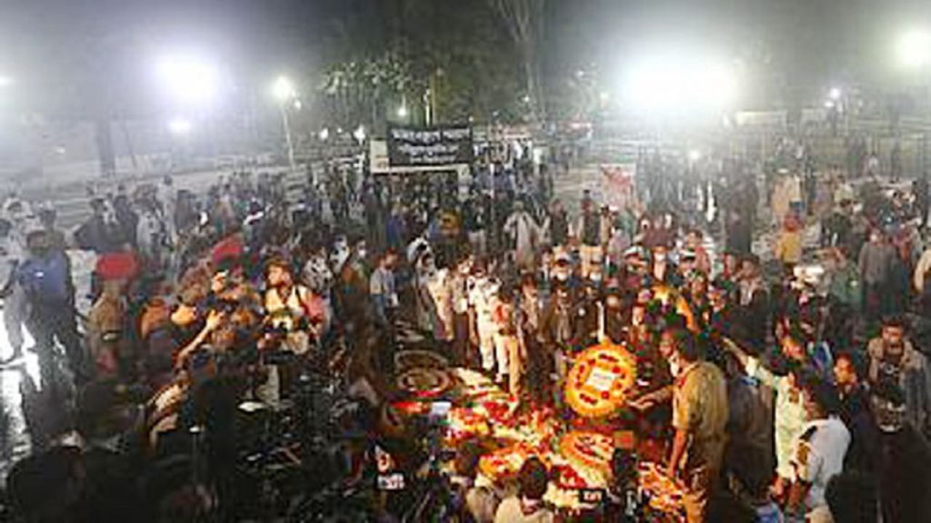 সারাদেশে একুশে ফেব্রুয়ারির প্রথম প্রহরে শ্রদ্ধা জানানো হয়েছে ভাষা শহীদদের