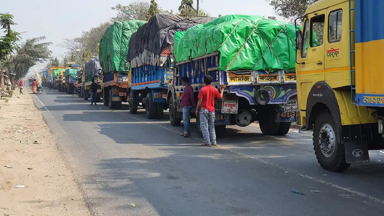 দুই ঘণ্টা ফেরি বন্ধ থাকায় পাটুরিয়া-দৌলতদিয়ায় গাড়ির দীর্ঘ সারি