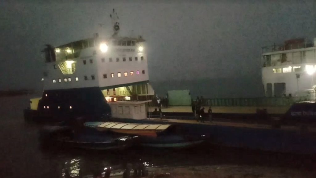 পদ্মায় ফেরির তলায় ফাটল, রক্ষা পেলো ৩ শতাধিক যাত্রী