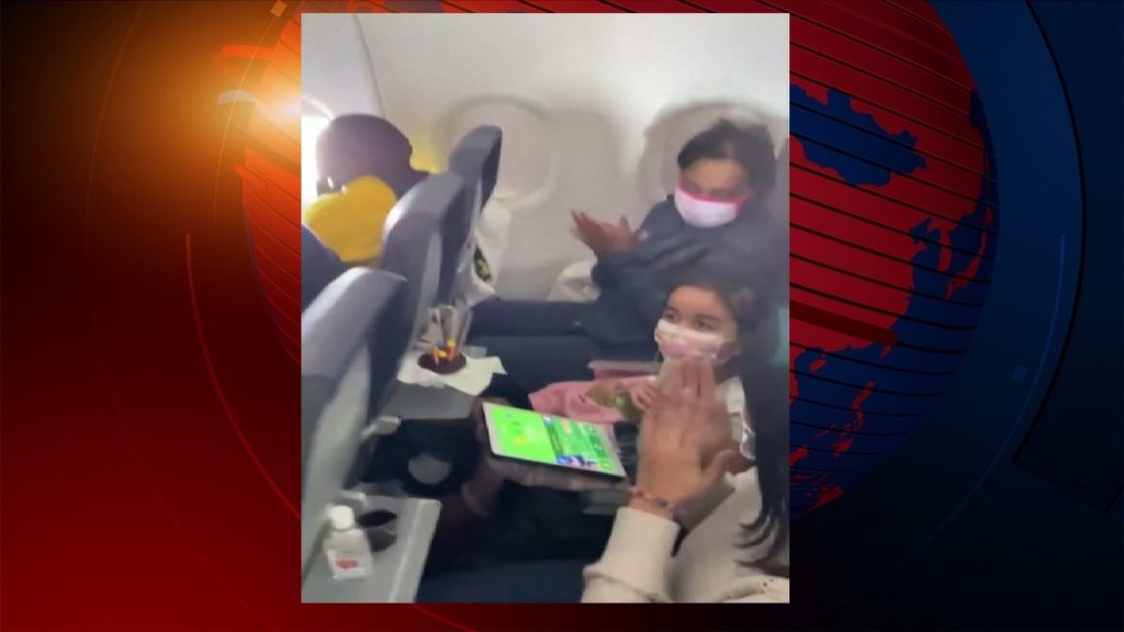 হঠাৎ ককপিট থেকে পাইলটের শুভেচ্ছাবার্তা পেলো আট বছরের সোফিয়া