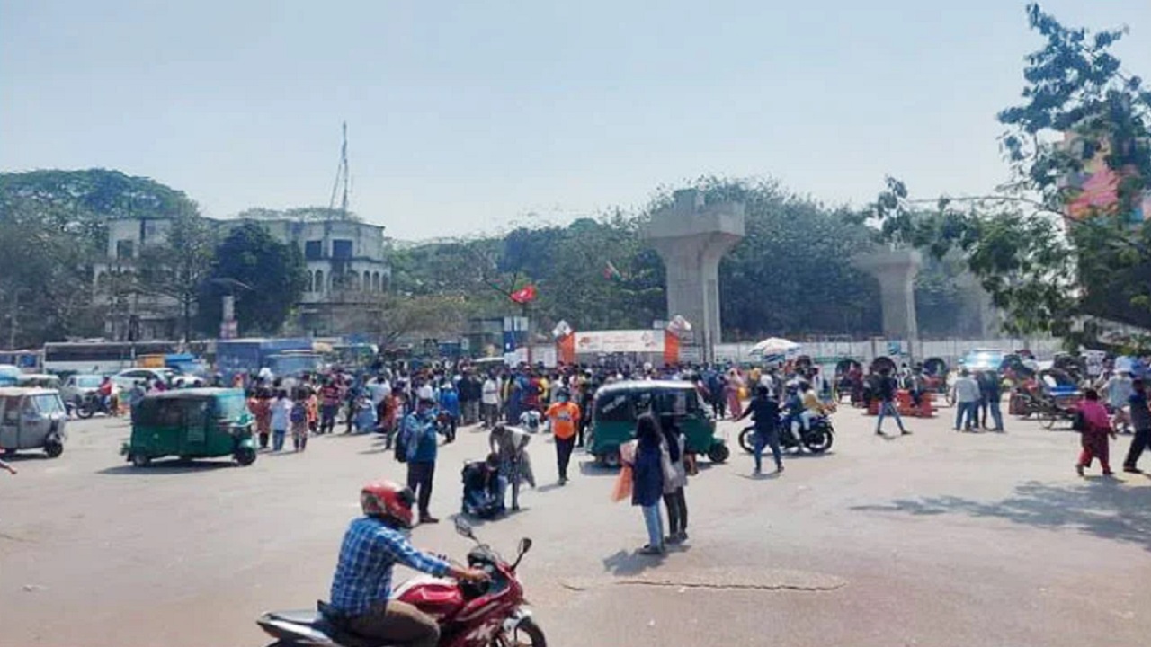 শাহবাগে শিক্ষার্থীদের ওপর পুলিশের হামলা ও ডিজিটাল নিরাপত্তা আইন বাতিলের দাবিতে বিক্ষোভ