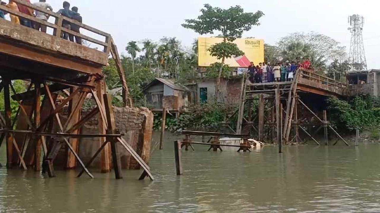 ঝালকাঠিতে ব্রিজ ভেঙে মালবাহী ট্রাক খালে