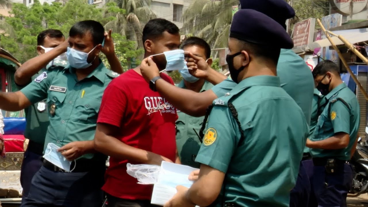 আজও রাজধানীতে করোনার স্বাস্থ্যবিধি মানাতে পুলিশের সচেতনতামূলক কার্যক্রম