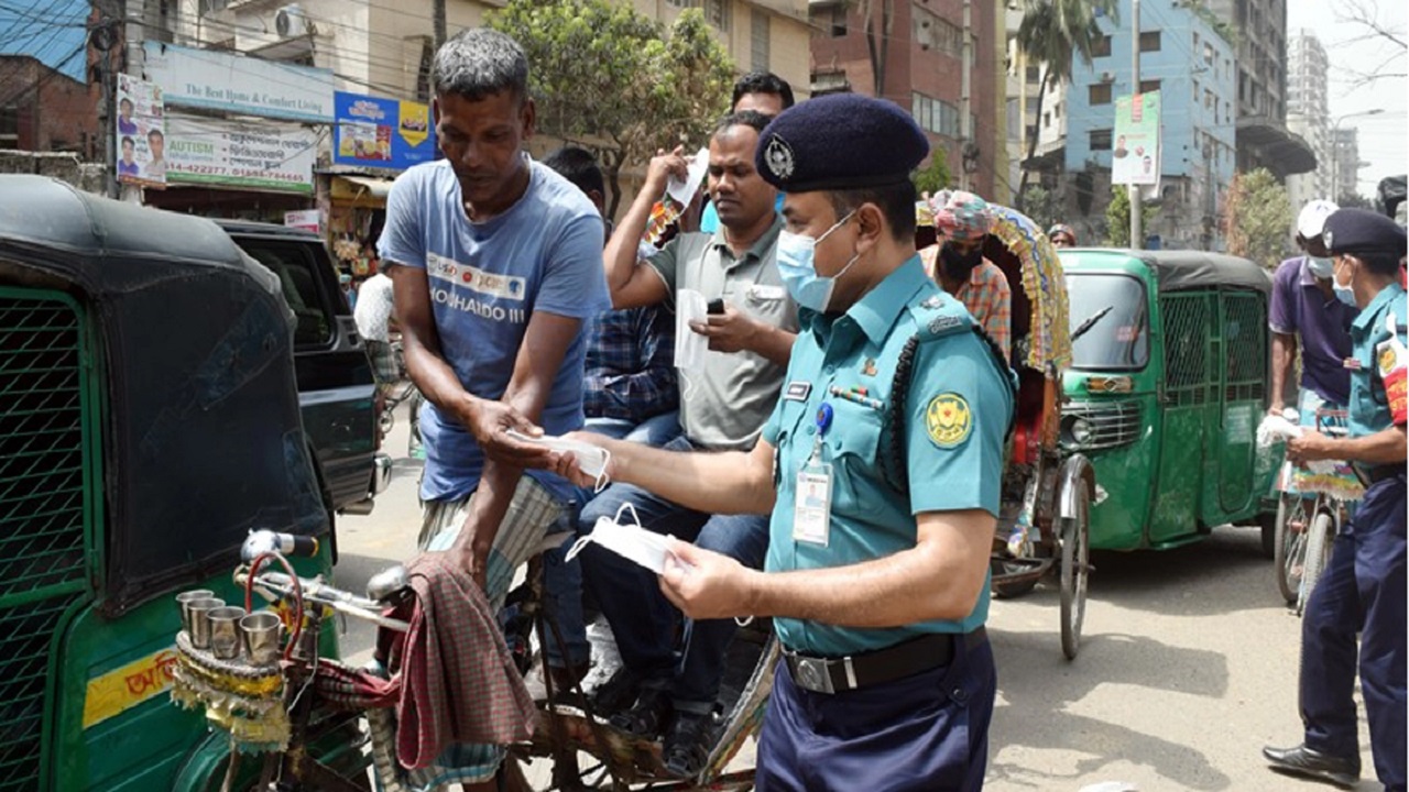 করোনায় স্বাস্থ্যবিধি মানাতে মাস্ক বিতরণ কার্যক্রম শুরু করেছে পুলিশ