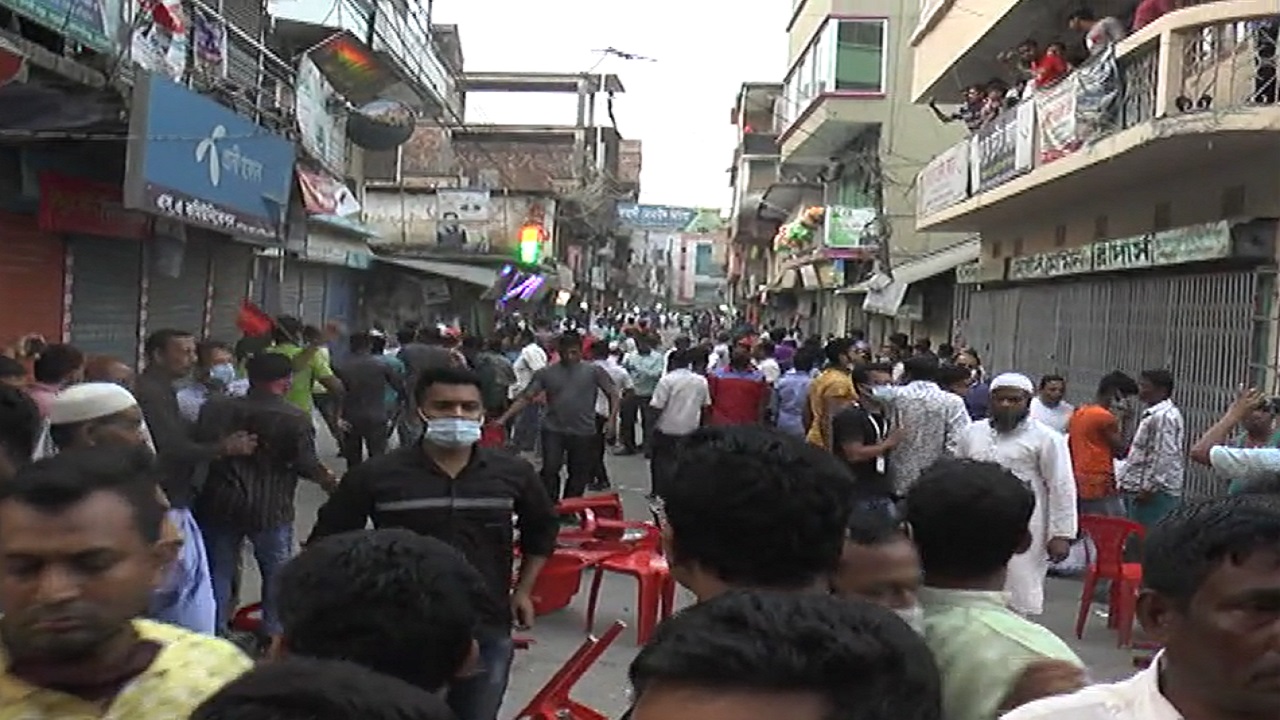 বসুরহাটে আওয়ামী লীগের দু’পক্ষের সংঘর্ষে নিহত ১, ওসিসহ আহত ২৫