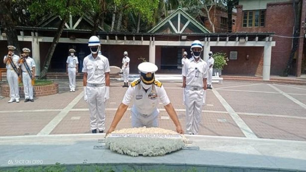 টুঙ্গিপাড়ায় বঙ্গবন্ধুর সমাধিতে ভারতীয় নৌবাহিনীর শ্রদ্ধা