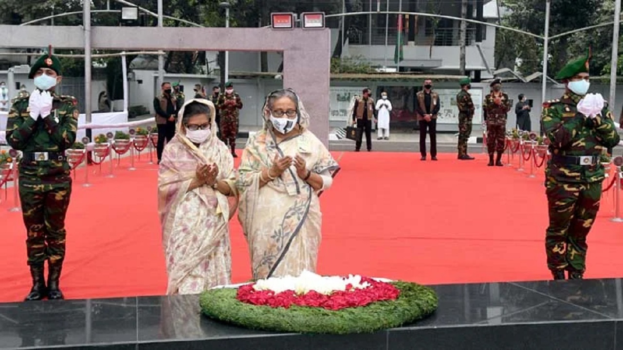 ঐতিহাসিক ৭ মার্চের সুবর্ণজয়ন্তীতে বঙ্গবন্ধুর প্রতিকৃতিতে প্রধানমন্ত্রীর শ্রদ্ধা