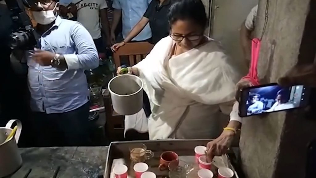 টং দোকানে চা বানিয়ে খাওয়াচ্ছেন মমতা!