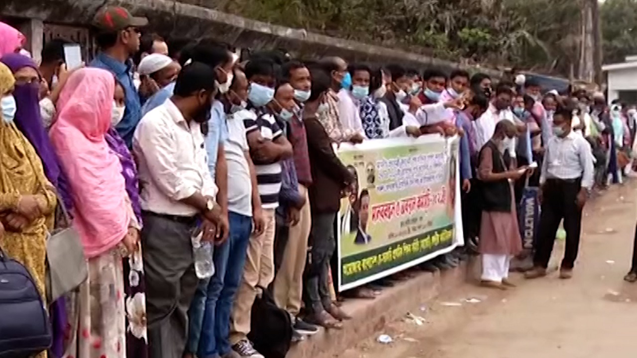 আবারও রাজপথে বেসরকারি শিক্ষকরা, প্রেসক্লাবের সামনে চলছে বিক্ষোভ