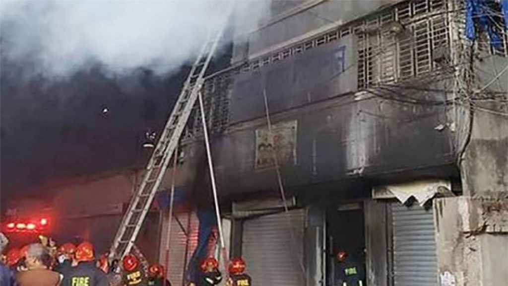 আরমানিটোলায় অগ্নিকাণ্ডে নিহত বেড়ে ৪, আহত অন্তত ২১