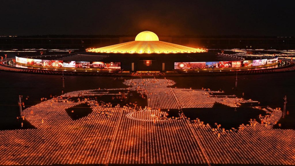 একসাথে ৩ লাখের বেশি মোমবাতি প্রজ্বলন করে নতুন রেকর্ড গড়লো থাইল্যান্ডের