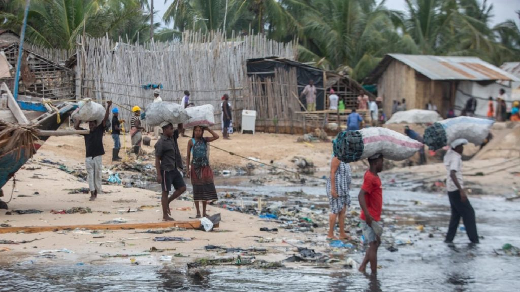 মোজাম্বিকে আইএস হামলা থেকে প্রাণে বাঁচতে উদ্বাস্তু সাড়ে ৫ হাজার মানুষ