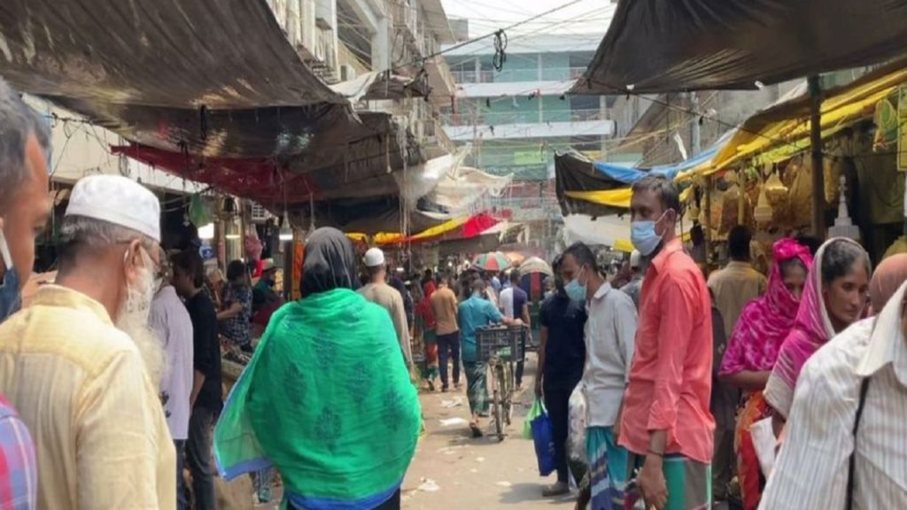 সর্বাত্নক লকডাউনের দ্বিতীয় দিনেও মফস্বলের বাজারে সমাগম আগের মতোই