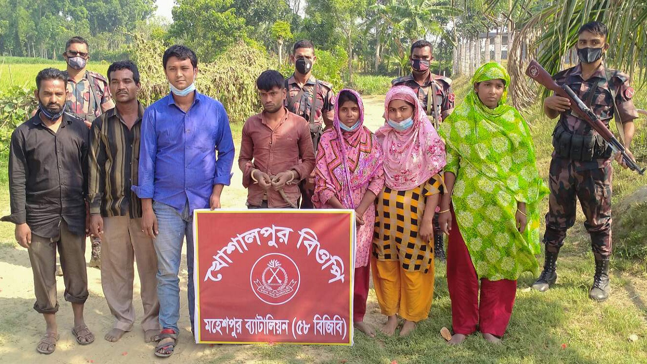 ভারতে অনুপ্রবেশের সময় দালালসহ আটক ৯