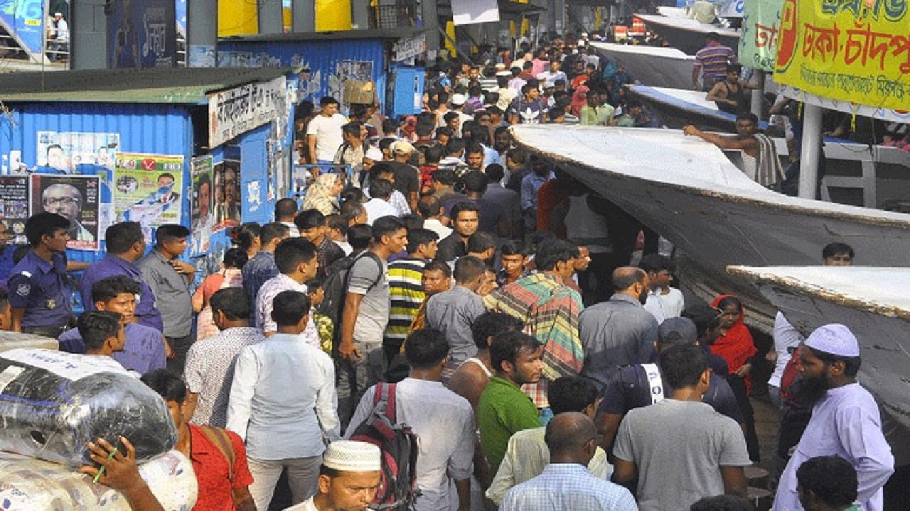 লকডাউনের ঘোষণায় শহর ছেড়ে গ্রামের পথে মানুষ