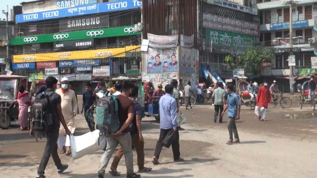বেলা বাড়ার সাথে সারাদেশে বেড়েছে মানুষের চলাচল