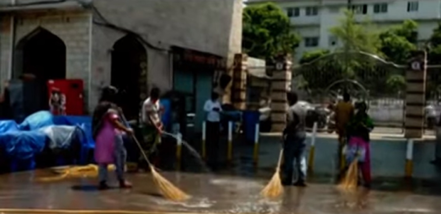 আগামীকাল খুলছে দোকানপাট, পরিস্কার পরিচ্ছন্নতায় ব্যস্ত দোকানীরা