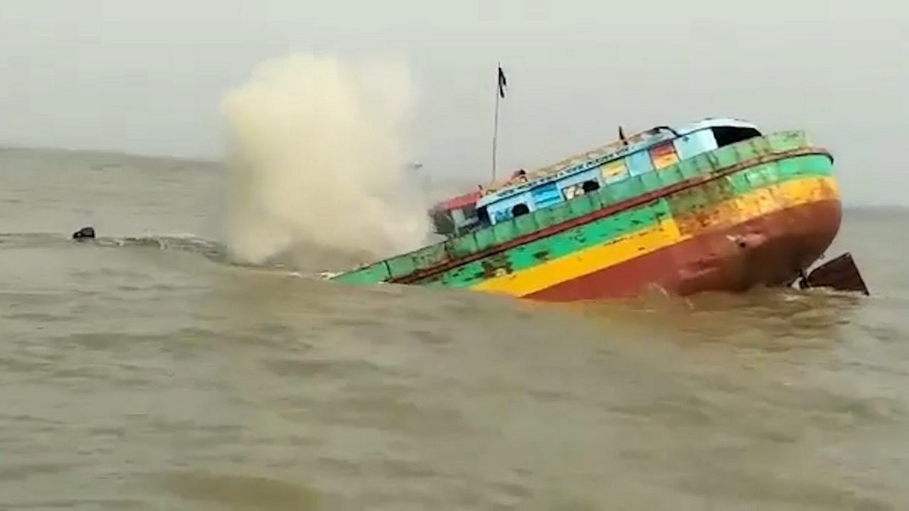 ডুবে যাওয়া বাল্কহেড থেকে ৫ ক্রুকে জীবিত উদ্ধার করেছে কোস্ট গার্ড