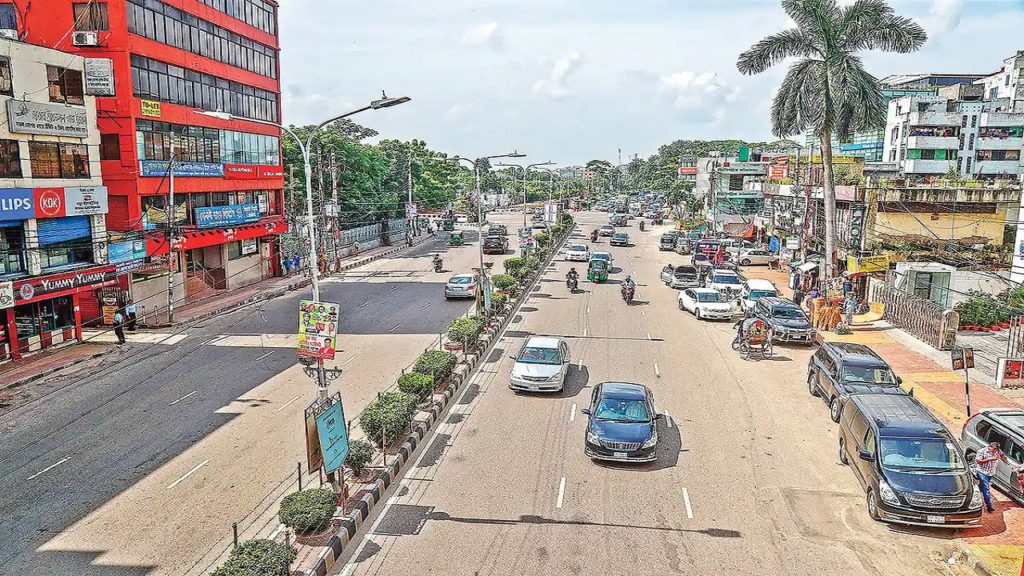 সর্বাত্মক লকডাউনের দ্বিতীয় দিনে ঢাকায় বেড়েছে মানুষের চলাচল