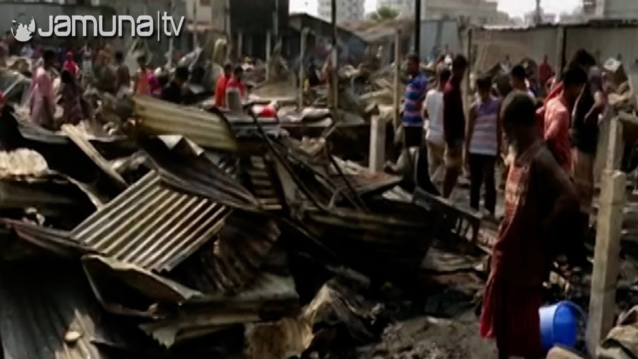 আগুনে পুড়ে ছাই রাজধানীর উত্তরার ১০ নম্বর সেক্টরের বালুরমাঠ বস্তি