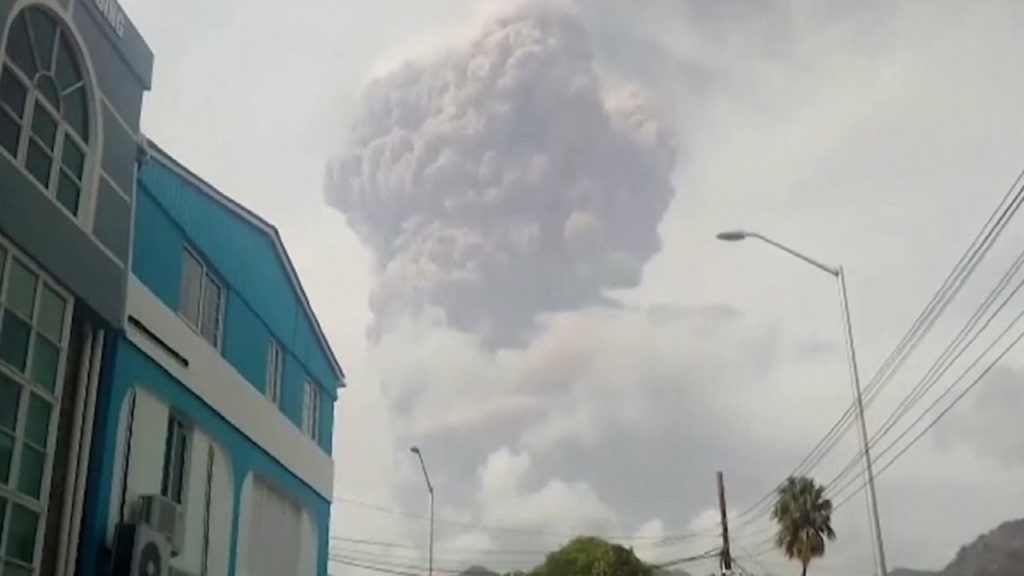 ৪২ বছর পর ক্যারিবিয়ান দ্বীপ সেন্ট ভিনসেন্টে সক্রিয় আগ্নেয়গিরি