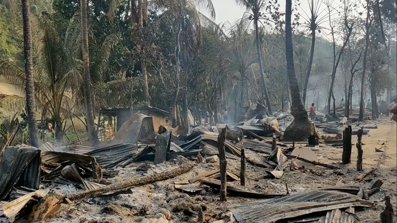 বান্দরবানে আগুনে পুড়ে গেছে ৭০টিরও বেশি বসতঘর