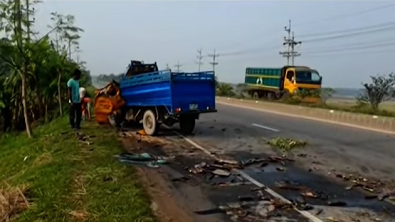 সড়ক দুর্ঘটনায় একই পরিবারের তিনজন নিহত