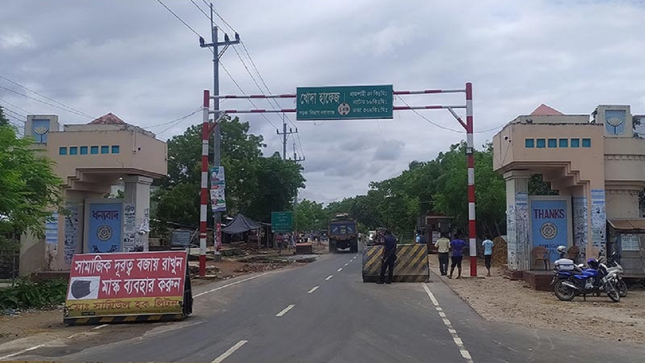 চাঁপাইনবাবগঞ্জে লকডাউনের দ্বিতীয় দিনে সড়কে মানুষের চলাচল কম