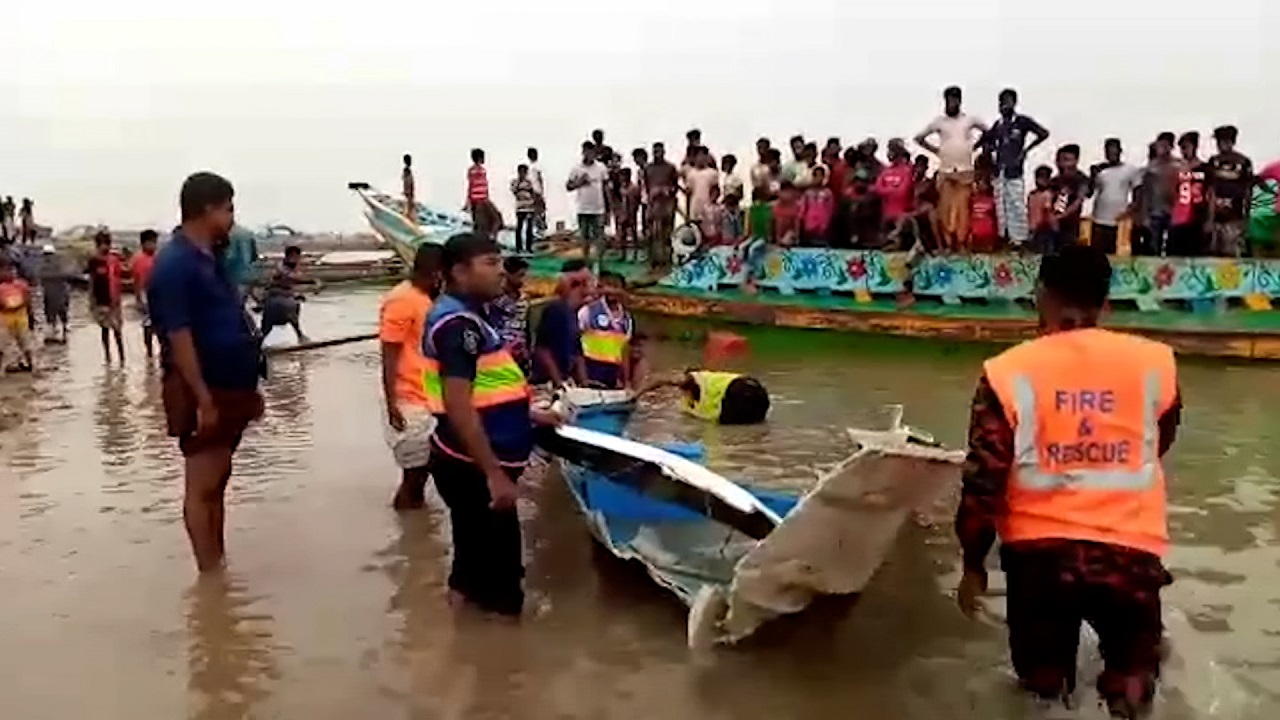 শিবচরে বাল্কহেড ও স্পিডবোট সংঘর্ষ, ২৫ জনের মরদেহ উদ্ধার