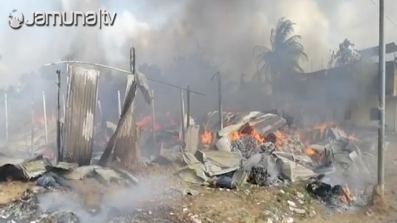 গাজীপুরে দুই ঘণ্টা ধরে আগুনে পুড়লো ঝুটের গুদাম