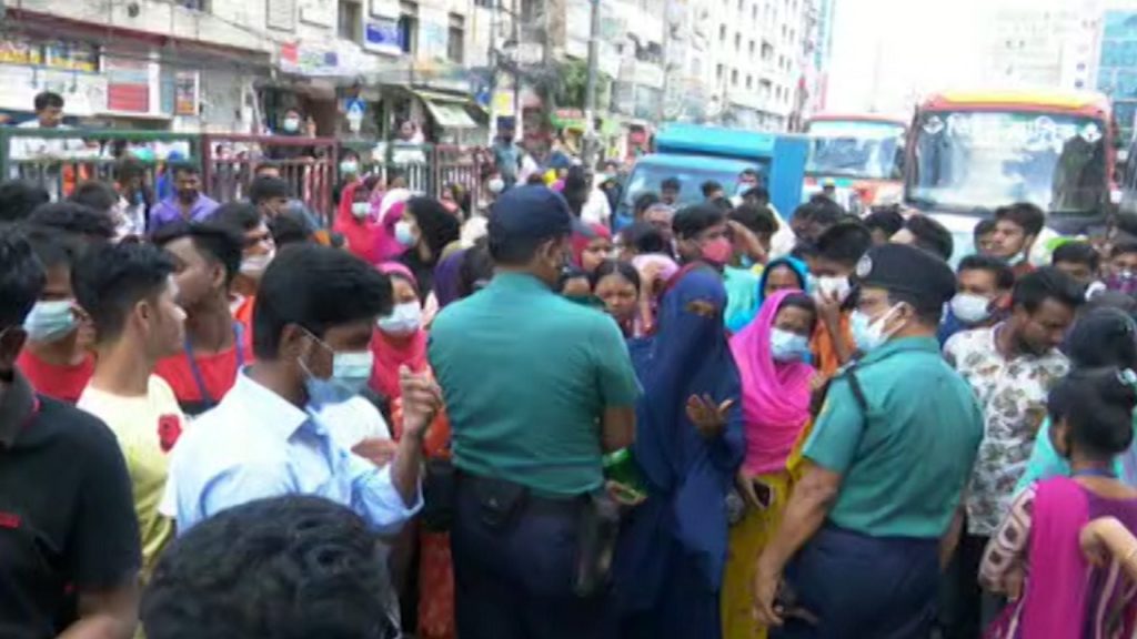 পুলিশের আশ্বাসে কুড়িলের সড়ক অবরোধ তুলে নিয়েছে বিক্ষোভরত গার্মেন্টস শ্রমিকরা