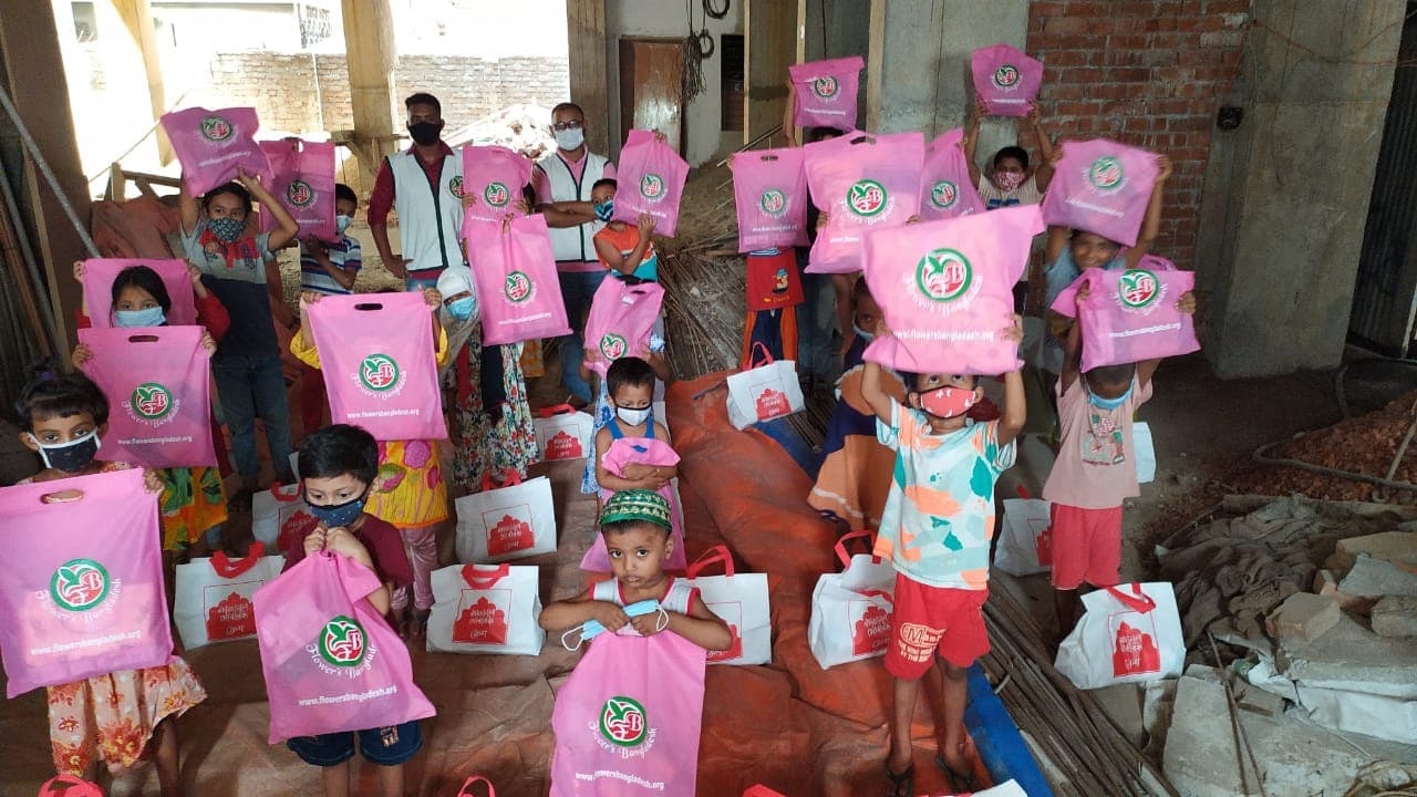 নিজেদের ঈদের খরচ বাঁচিয়ে সুবিধাবঞ্চিত শিশুদের ঈদ উপহার বিতরণ