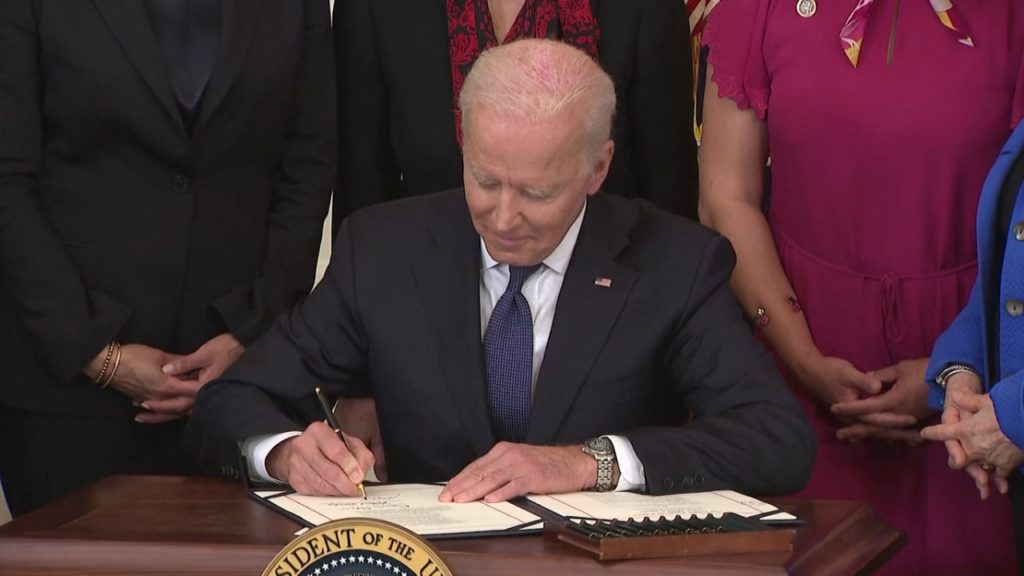 এশীয়দের প্রতি বিদ্বেষ বন্ধে বিল স্বাক্ষর মার্কিন প্রেসিডেন্টের