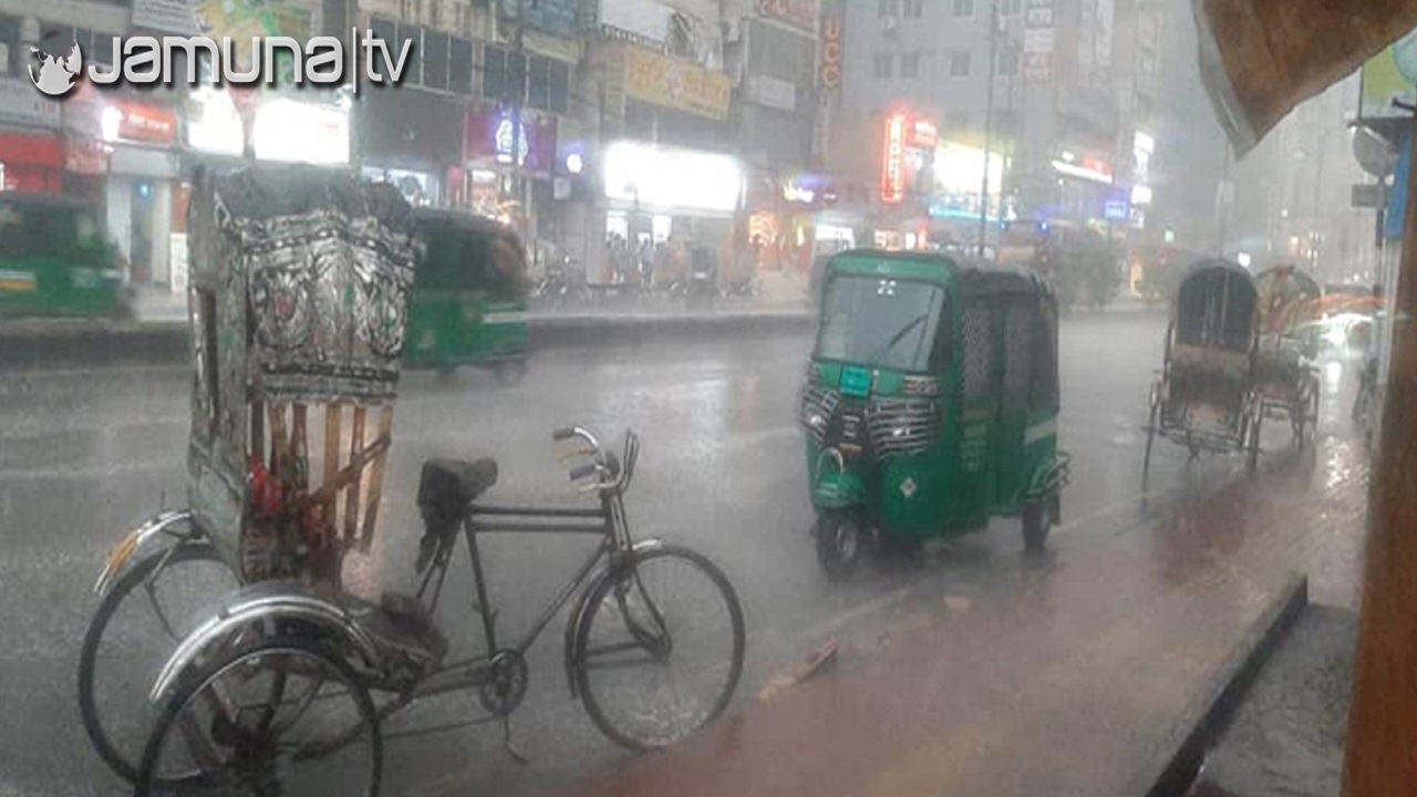 সকাল থেকে রাজধানীতে মুষলধারায় বৃষ্টি, সড়কে জমেছে পানি