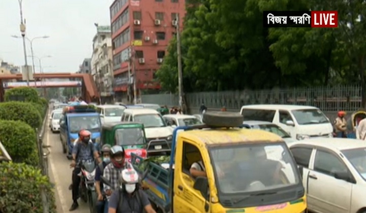 লকডাউনেও সড়কে গাড়ির চাপ, গণপরিবহন বন্ধে ভোগান্তি