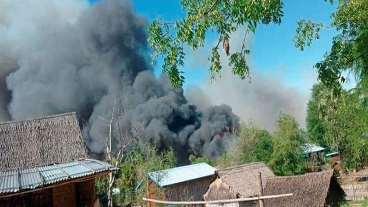 পুরো গ্রাম জ্বালিয়ে দিয়েছে মিয়ানমারের সেনারা; গেরিলা হামলার প্রতিশোধ!