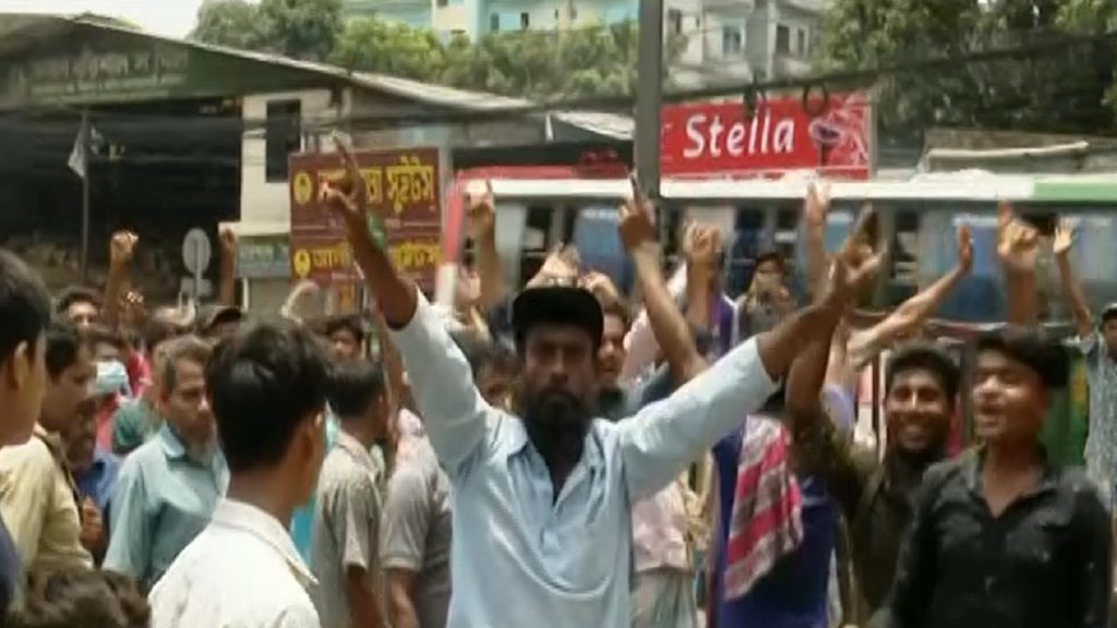 অটোরিকশা বন্ধের সিদ্ধান্ত বাতিলের দাবিতে রাজধানীর বাড্ডায় বিক্ষোভ