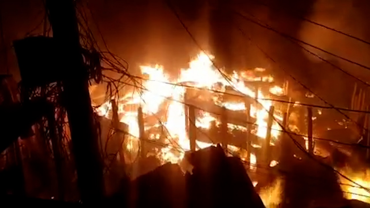 টঙ্গীতে ভয়াবহ আগুনে পুড়ে ছাই শতাধিক বসতবাড়ি ও গোডাউন