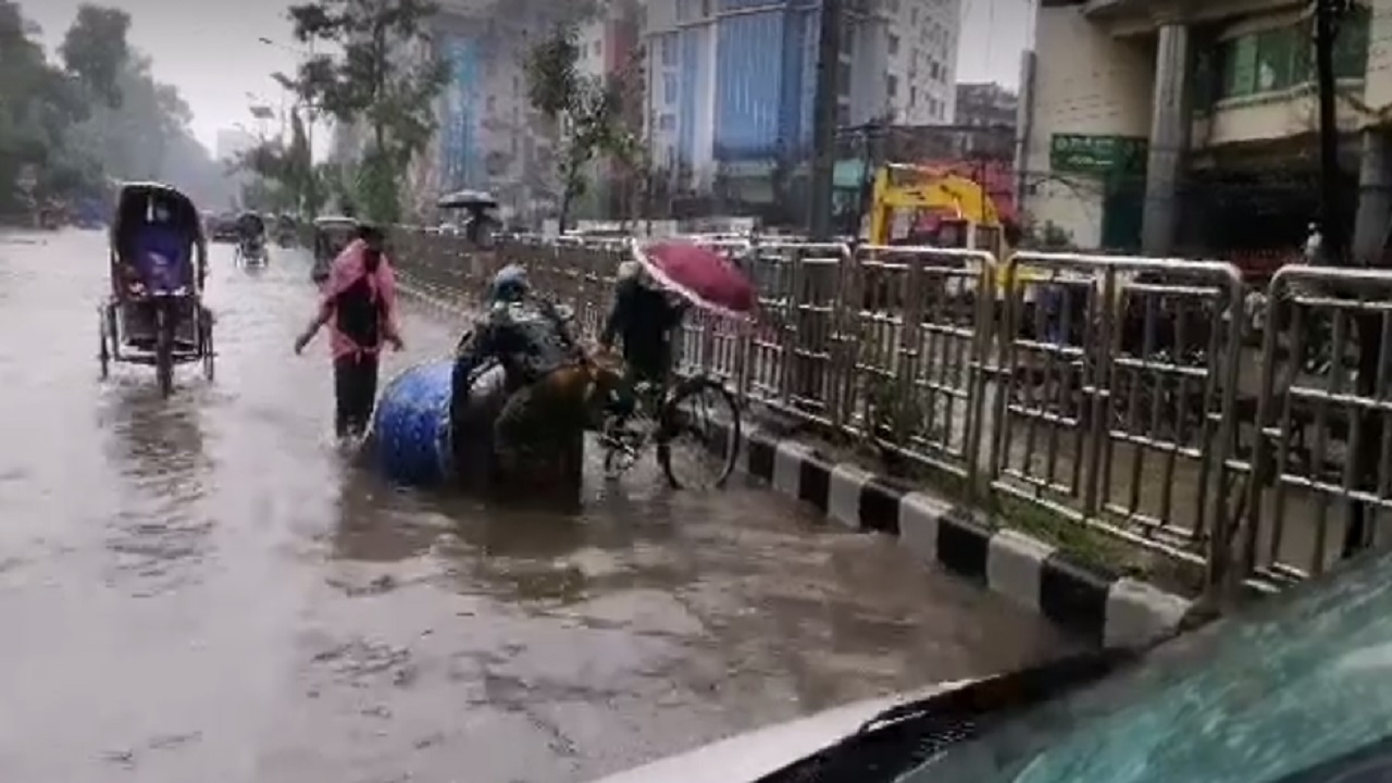 ভারী বর্ষণে জলাবদ্ধতায় রাজধানীতে দুর্ভোগ