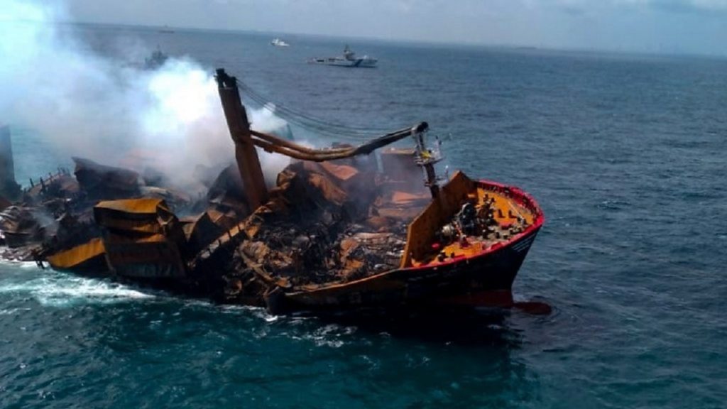 শ্রীলঙ্কায় আগুন লাগা জাহাজটির কর্তৃপক্ষের বিরুদ্ধে মামলার ঘোষণা