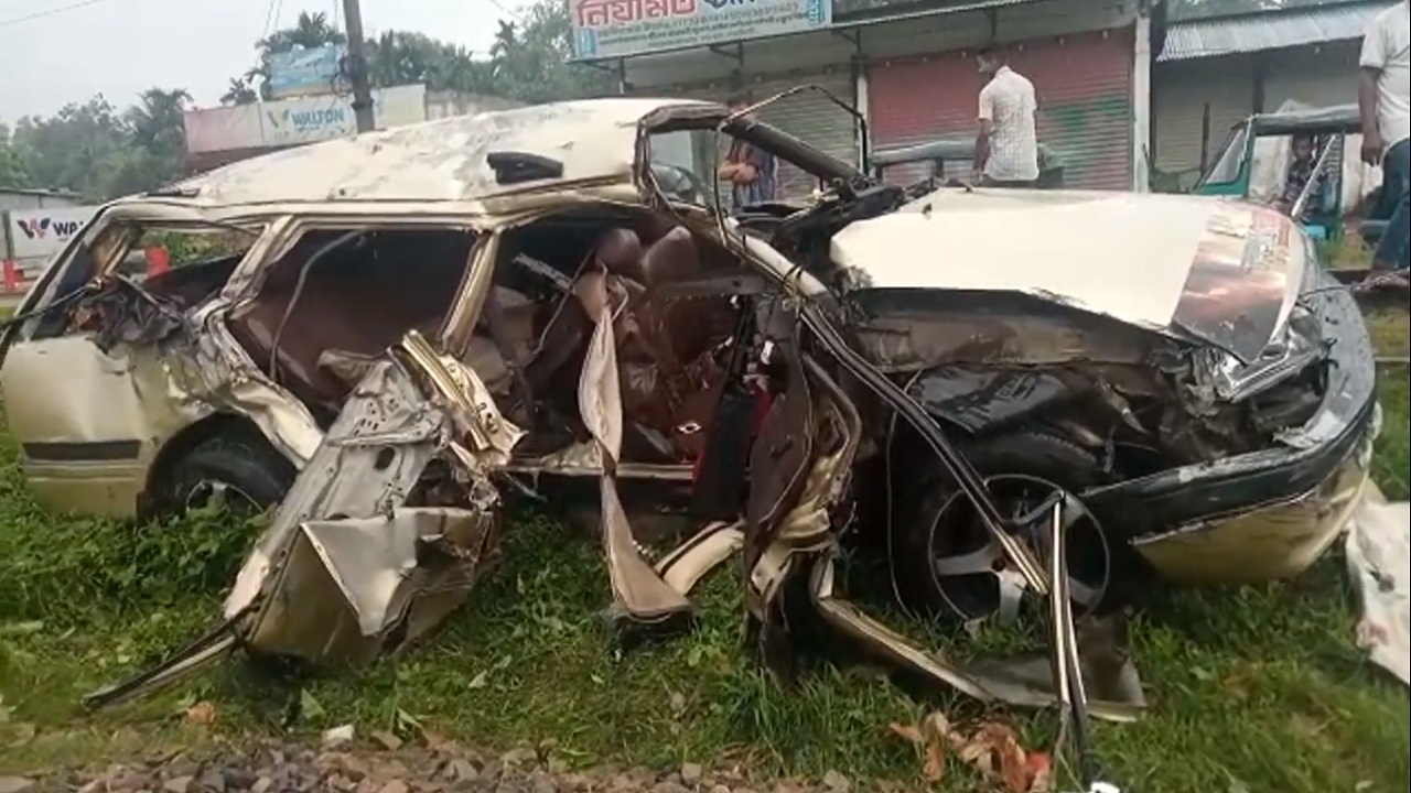 প্রাইভেটকারকে প্রায় ৫০ গজ টেনে হিঁচড়ে নিয়ে যায় ট্রেন, আহত ৩ পুলিশ