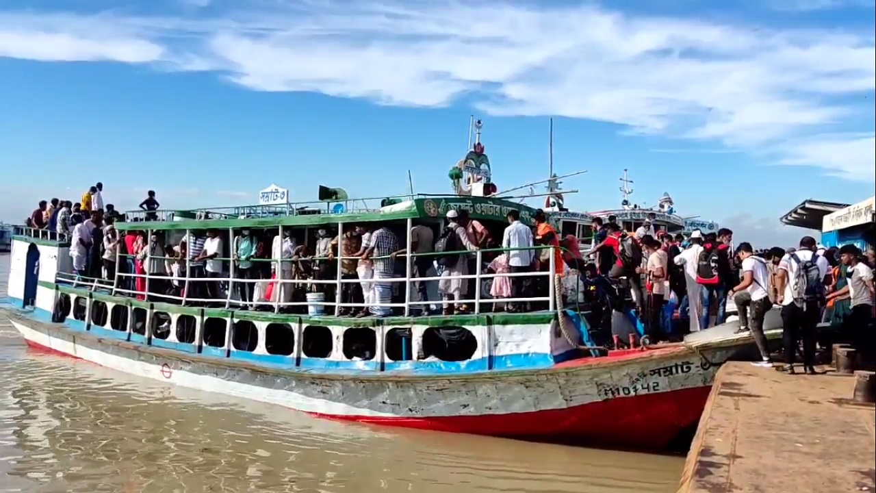 শিমুলিয়া-বাংলাবাজার নৌরুটে যাত্রী ও যানবাহনের চাপ