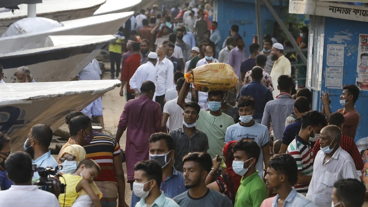 সদরঘাটে ঈদে ঘরমুখো মানুষের উপচে পড়া ভিড়