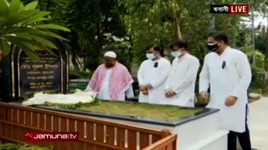 বীর মুক্তিযোদ্ধা নুরুল ইসলামের মৃত্যুবার্ষিকীতে কবরে ফুল দিয়ে শ্রদ্ধা নিবেদন