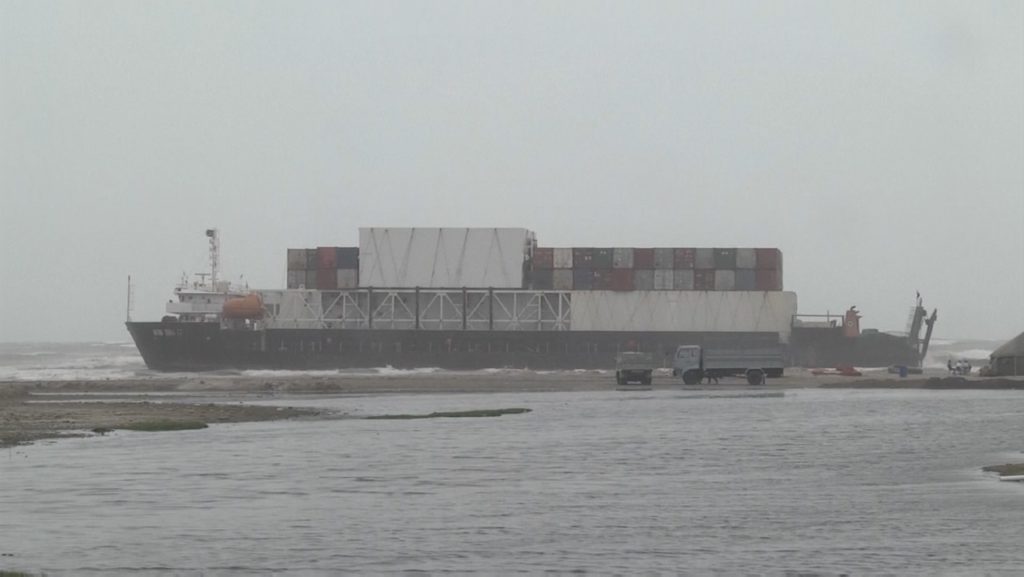 পাকিস্তান উপকূলে আটকা জাহাজ থেকে রাসায়নিক ছড়িয়ে পরিবেশ বিপর্যয়ের আশঙ্কা